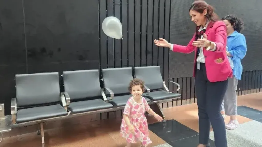 مطار القاهرة يشارك الركاب والعاملين فرحة عيد الفطر المبارك.. صور