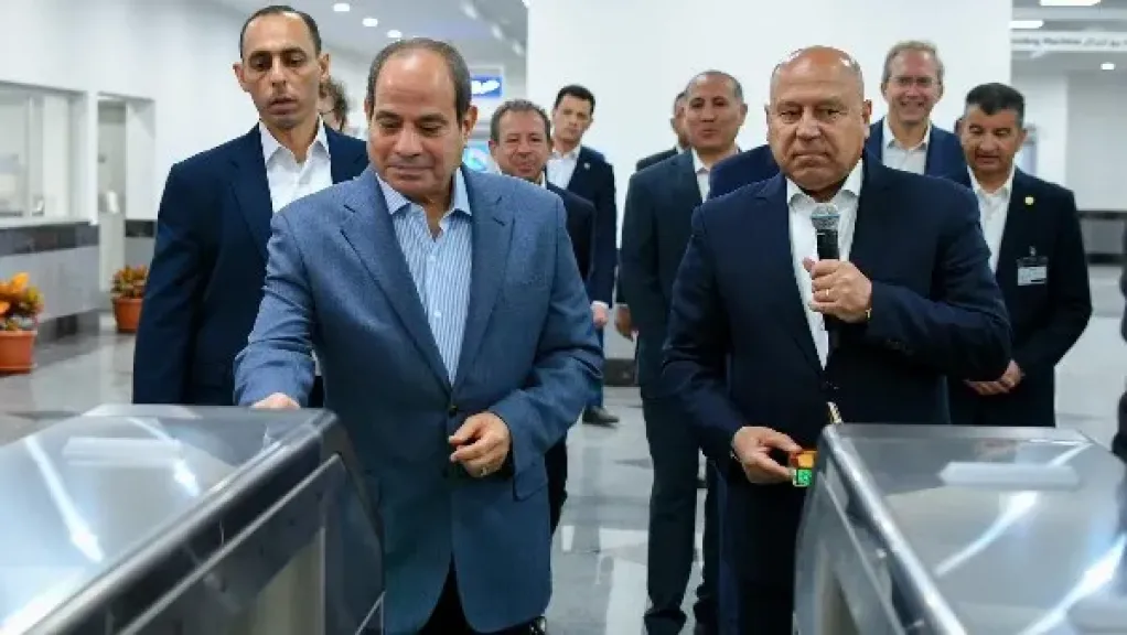 الفريق كامل الوزير للرئيس السيسي: 6 أشهر تفصلنا عن تشغيل مونوريل غرب النيل
