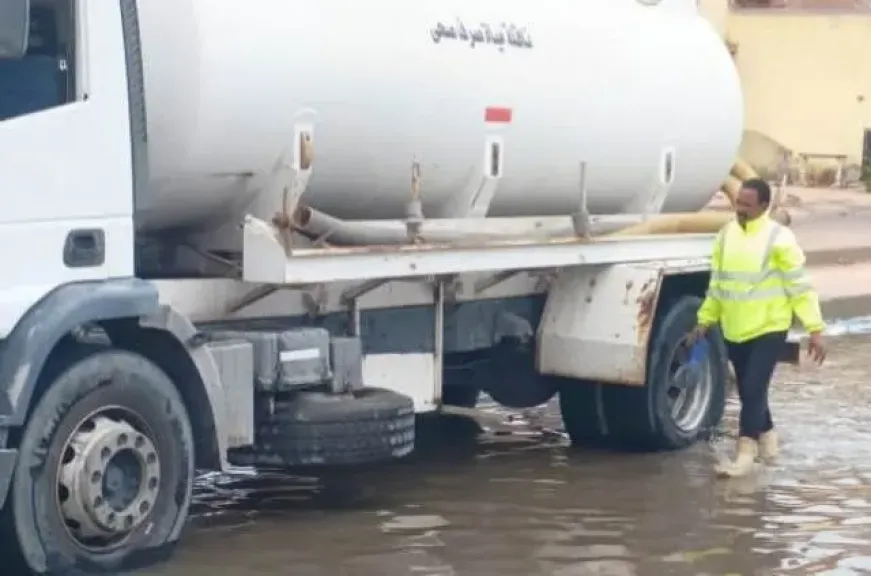 ​مياه البحر الأحمر تواصل سحب مياه الأمطار برأس غارب