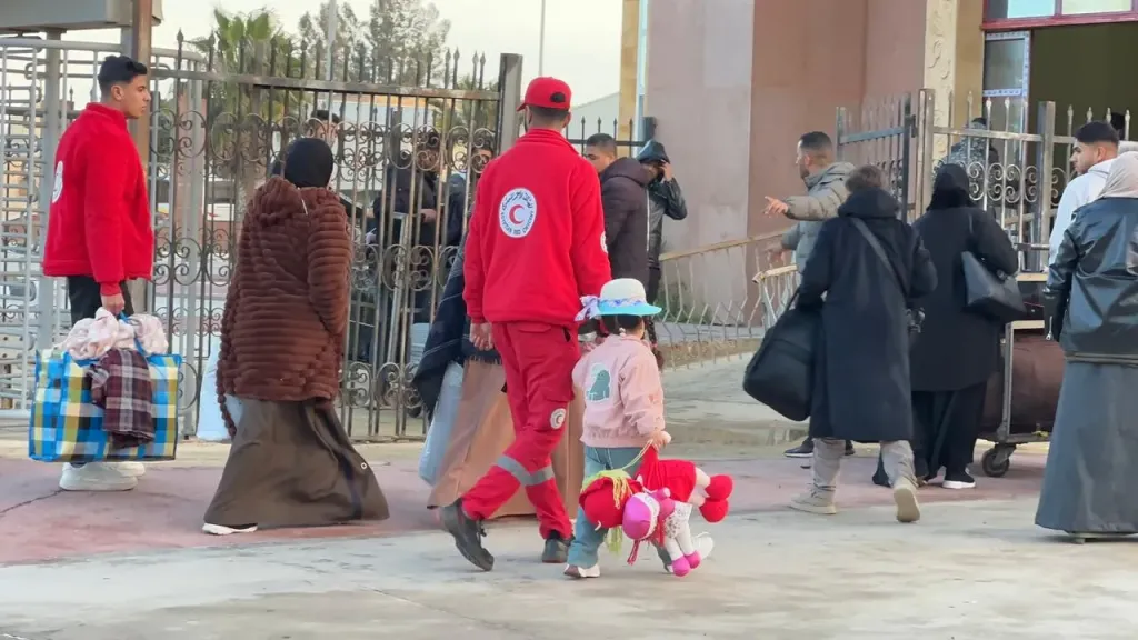 الهلال الأحمر المصري يدفع بقافلة «زاد العزة» الـ161 في ثالث أيام العيد