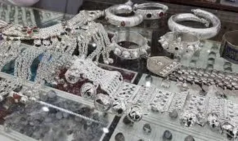 الفضة تهبط إلى 60.94 دولار للأوقية