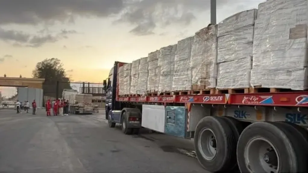 قافلة ”زاد العزة” الـ 162 تدخل إلى الفلسطينيين في قطاع غزة