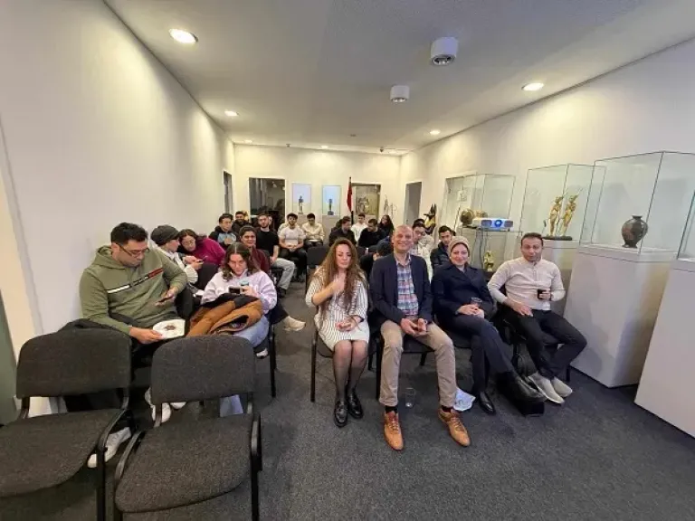 المكتب الثقافي المصري بألمانيا: فيلم الكيت كات ينقل روح السعادة المصرية إلى برلين في يومها العالمي