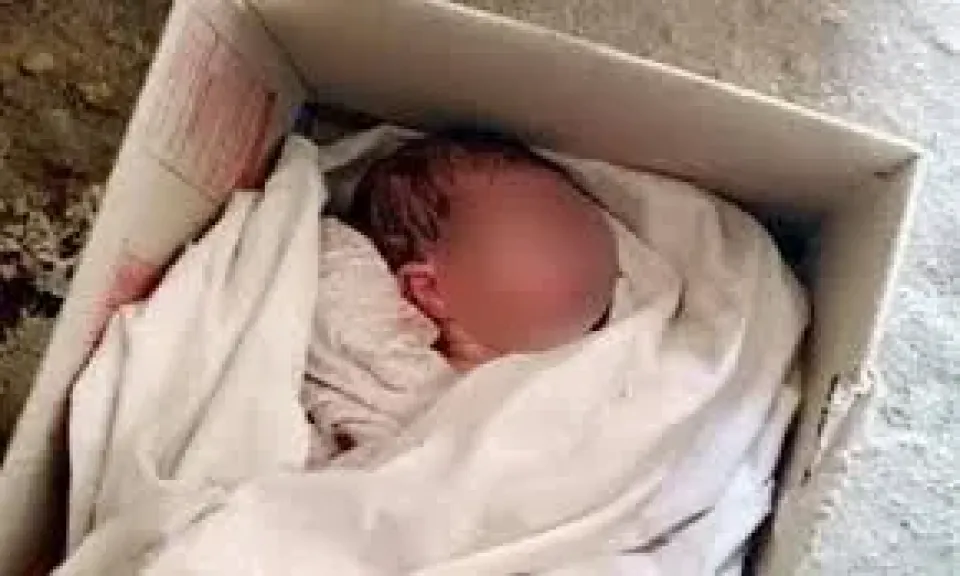 العثور على طفل حديث الولادة ملقى وسط القمامة خلف موقف أبشواي في الفيوم
