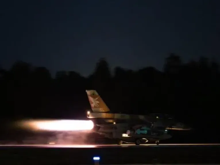 القناة 12 الإسرائيلية: اعتراض صاروخين إيرانيين في ديمونة وسقوط ثالث بمنطقة مفتوحة