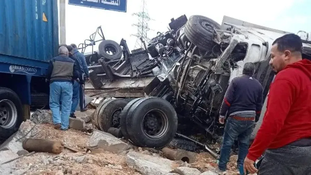 بسبب الأمطار.. تصادم سيارتين نقل وإصابة شخصين على طريق الواحات.. صور