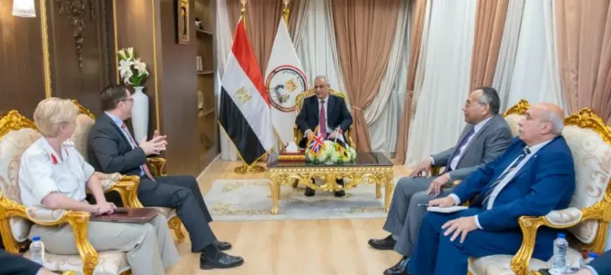وزير الإنتاج الحربي يستقبل السفير البريطاني بالقاهرة لبحث التعاون