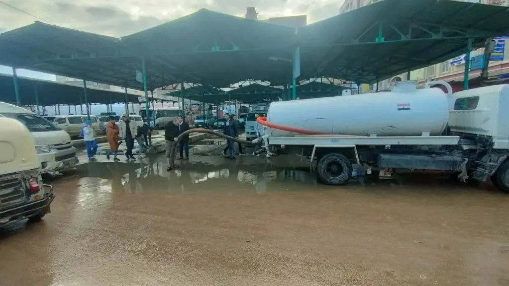 التنمية المحلية: انتشار فرق الطوارئ بالمحاور الرئيسية لتأمين الطرق وسحب تجمعات الأمطار