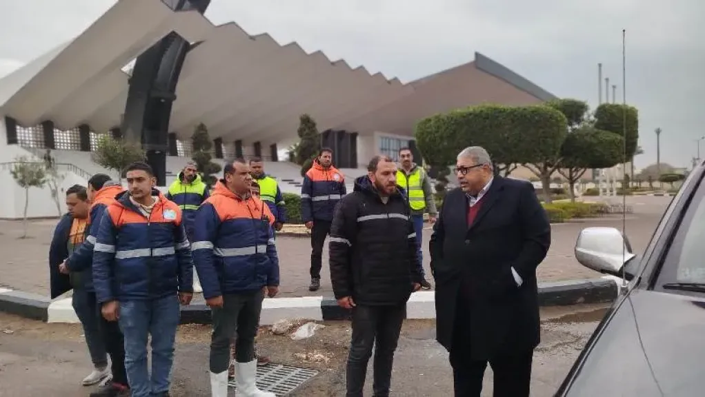 رئيس ”صرف صحي القاهرة الكبرى” يتابع ميدانيًا جهود سحب مياه الأمطار.. صور