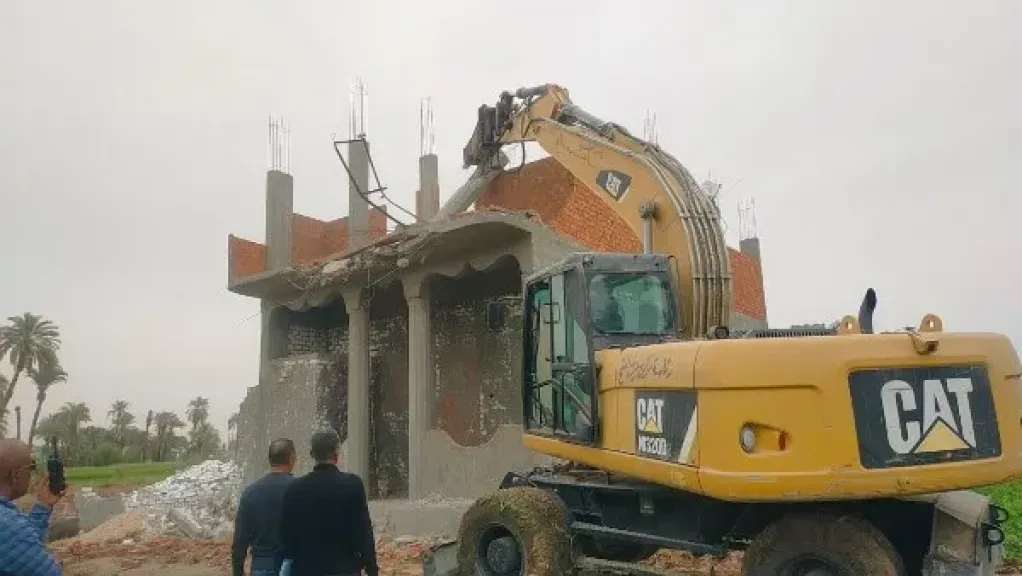 محافظ أسيوط: إزالة 26 حالة تعد على أراضي زراعية وأملاك دولة بـ3 مراكز