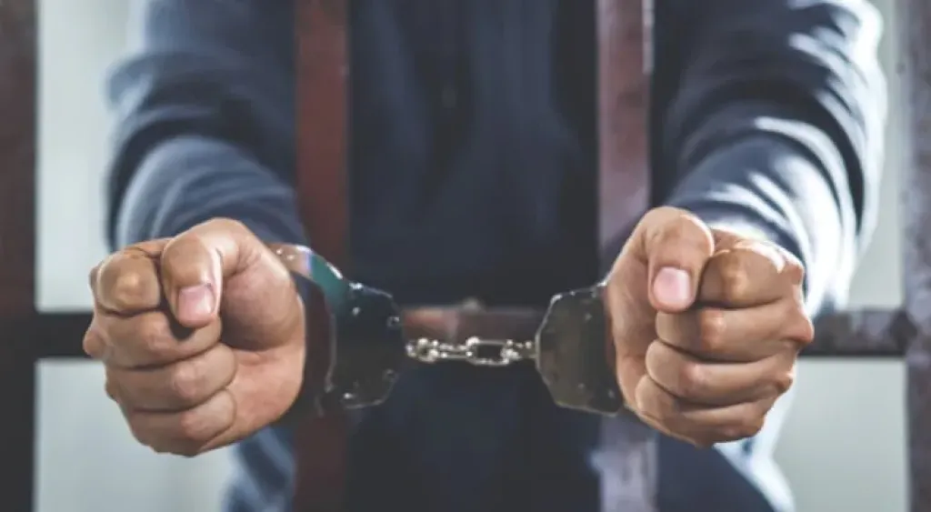 حبس ابن لاعب سابق في منتخب مصر بتهمة حيازة مخدر الحشيش بالتجمع