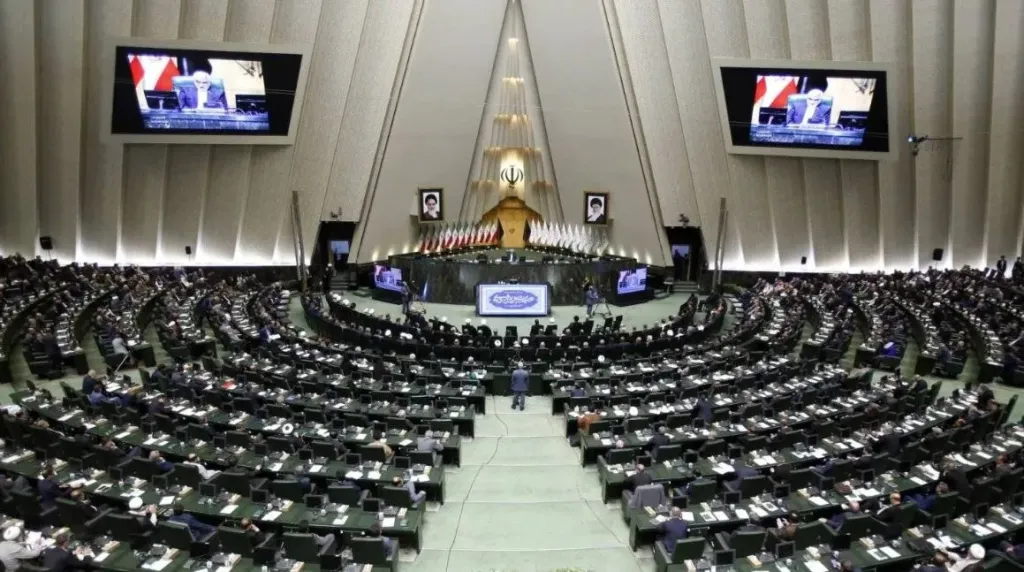 البرلمان الإيراني يعتزم مناقشة مقترح للانسحاب من معاهدة حظر الانتشار النووي