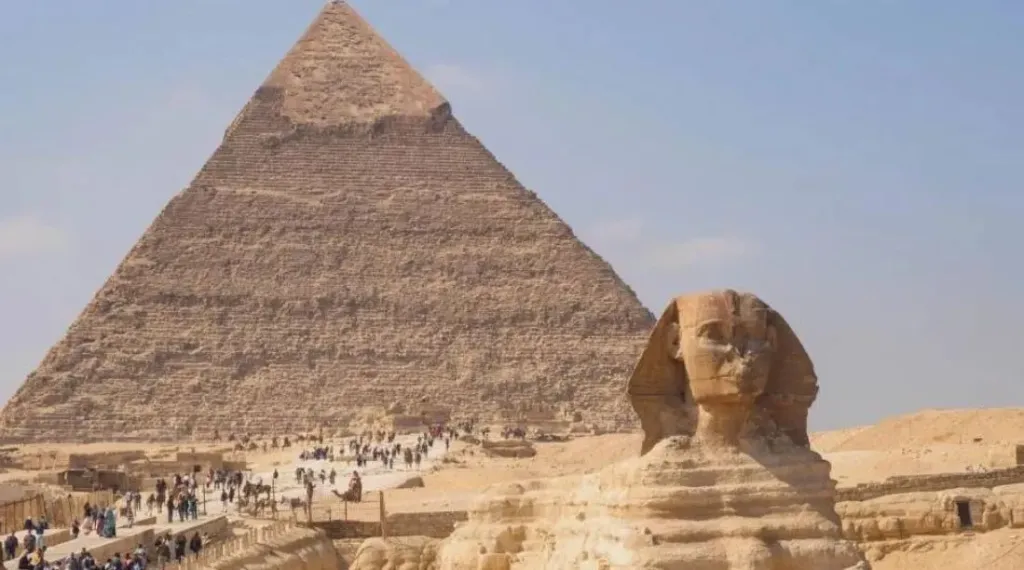 السياحة والآثار تحسم الجدل: لا وجود لتمثال ثانٍ لأبو الهول أسفل هضبة الجيزة