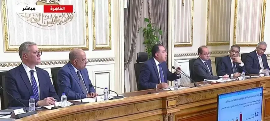 مدبولي يعلن خطة عاجلة لترشيد الوقود.. العمل عن بُعد وخفض مخصصات السيارات الحكومية