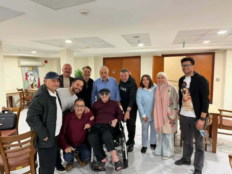 وفد نقابة المهن التمثيلية يزور الفنان محيي إسماعيل داخل دار إقامة كبار الفنانين