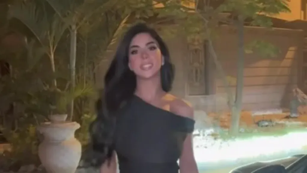 بفستان أسود.. كارولين عزمي تخطف الأنظار في أحدث ظهور