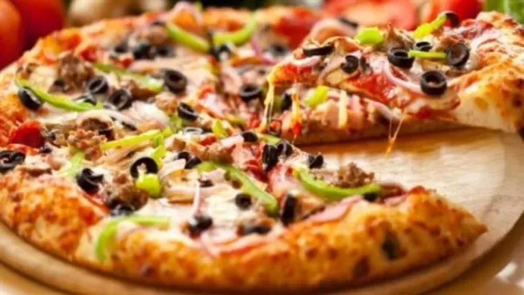 بيتزا باللحمة بعجينة هشة