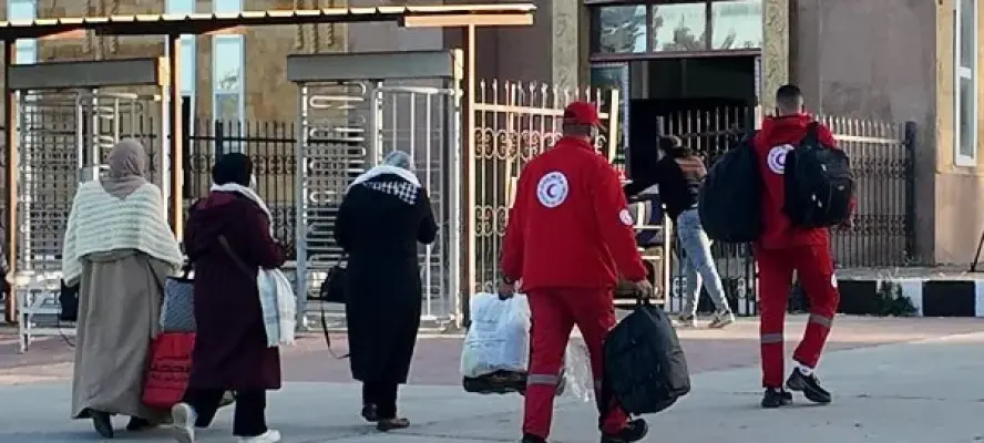 الهلال الأحمر يدفع بـ 2,820 طنًا من المساعدات الإنسانية لدعم الأشقاء الفلسطينيين