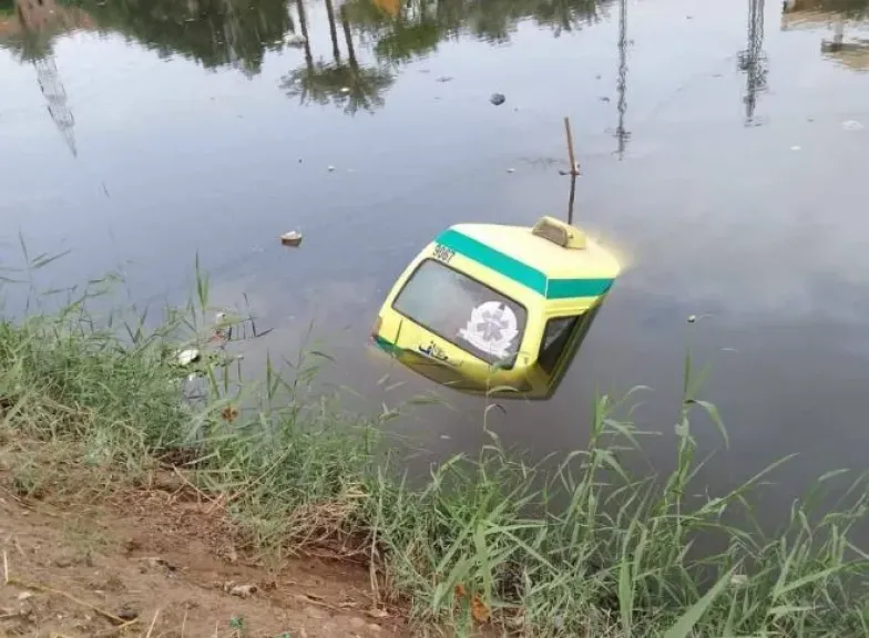 انقلاب سيارة إسعاف في ترعة المريوطية بالبدرشين