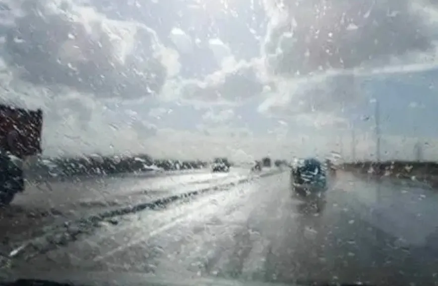 أمطار متفاوتة الشدة على القاهرة وانتشار معدات شفط المياه بالشوارع