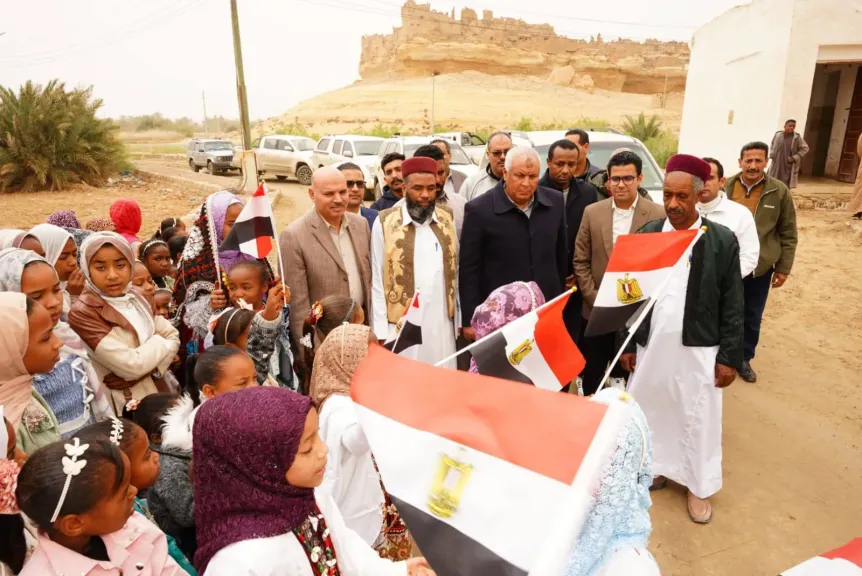 محافظ مطروح يلتقي أهالي قرية الجارة النائية ويستمع لمطالبهم.. صور