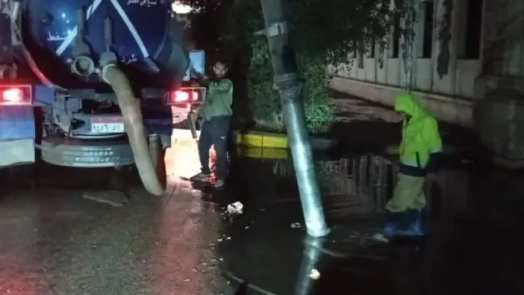 رئيس مياه الشرب بالجيزة يتابع أعمال سحب مياه الأمطار بمختلف مناطق المحافظة