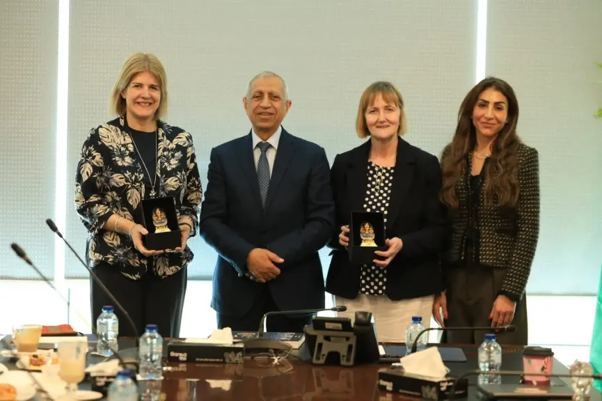 الأكاديمية العربية تستقبل وفد جامعة “روبرت جوردن” البريطانية لتعزيز التعاون المشترك