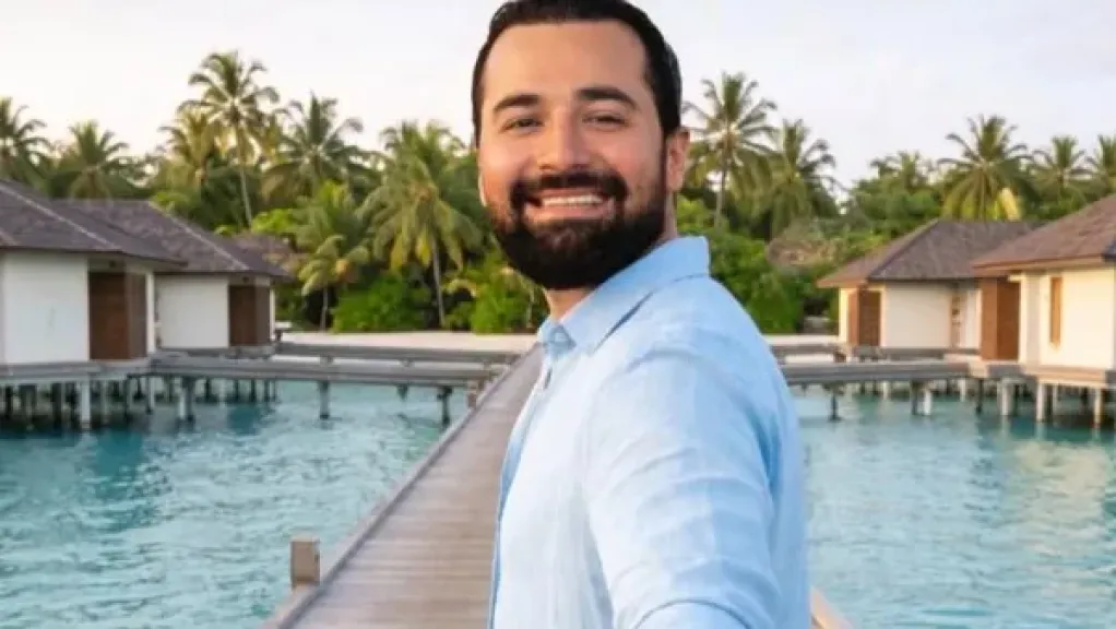 أحمد حاتم يمازح جمهوره بصورة AI بعد نفيه الزواج