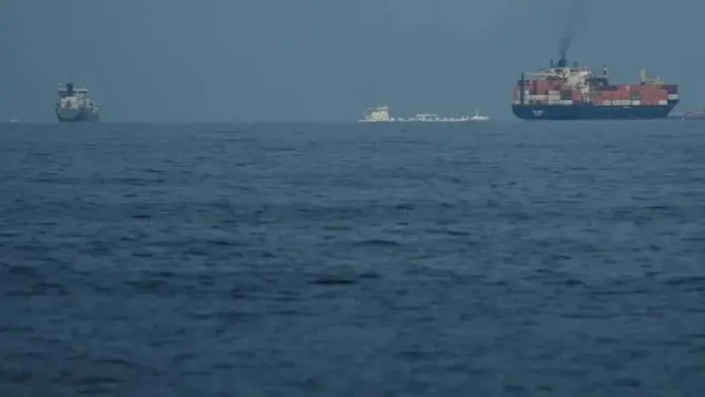 بلومبرج: إيران تطلب من السفن تغيير تسجيلها ورفع أعلام دول صديقة لعبور مضيق هرمز