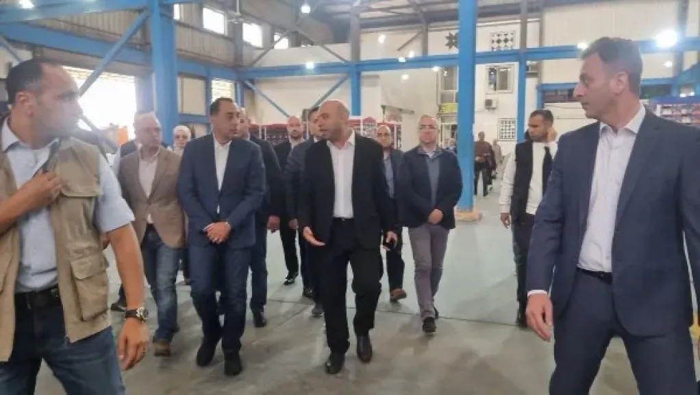 رئيس الوزراء يتفقد أحد مصانع تصدير البرتقال في بنها