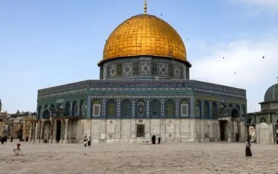 الاحتلال يواصل إغلاق المسجد الأقصى وكنيسة القيامة لليوم الـ37