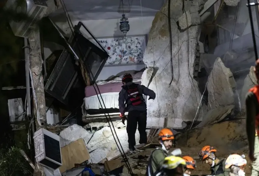 انتشال قتيلين من تحت أنقاض مبنى في حيفا دمره صاروخ إيراني