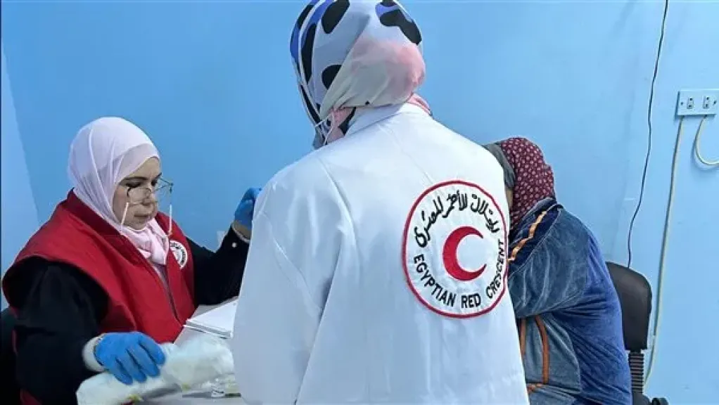 الهلال الأحمر وصندوق دعم مشروعات الجمعيات يقدمان خدمات طبية لدور المسنين بالجيزة