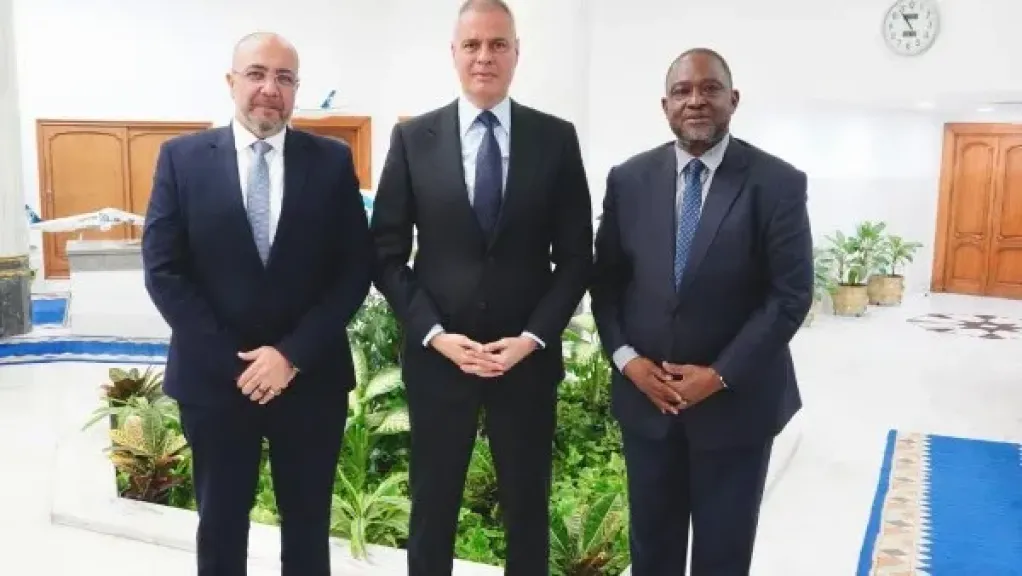 رئيس مصر للطيران يلتقي الأمين العام لاتحاد ”أفرا” ورئيس اللجنة التنفيذية