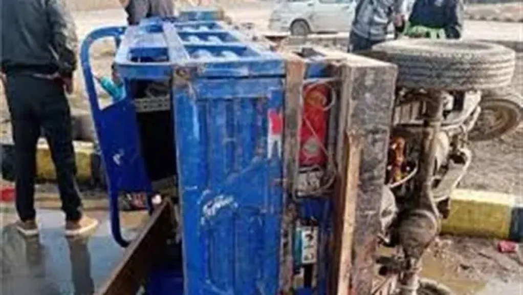 إصابة 5 أشخاص إثر انقلاب تروسيكل في البحيرة