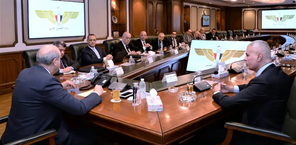 وزير الطيران المدني يعقد اجتماعًا موسعًا لمتابعة الاستعدادات النهائية لموسم الحج 1447هـ