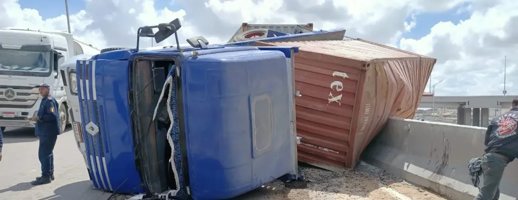 انقلاب سيارة نقل ثقيل بالطريق الصحراوي في الإسكندرية دون إصابات