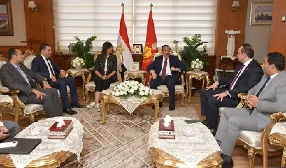 محافظ بورسعيد يستقبل السفيرة نبيلة مكرم ورئيس الرعاية الصحية لافتتاح قافلة إيد واحدة