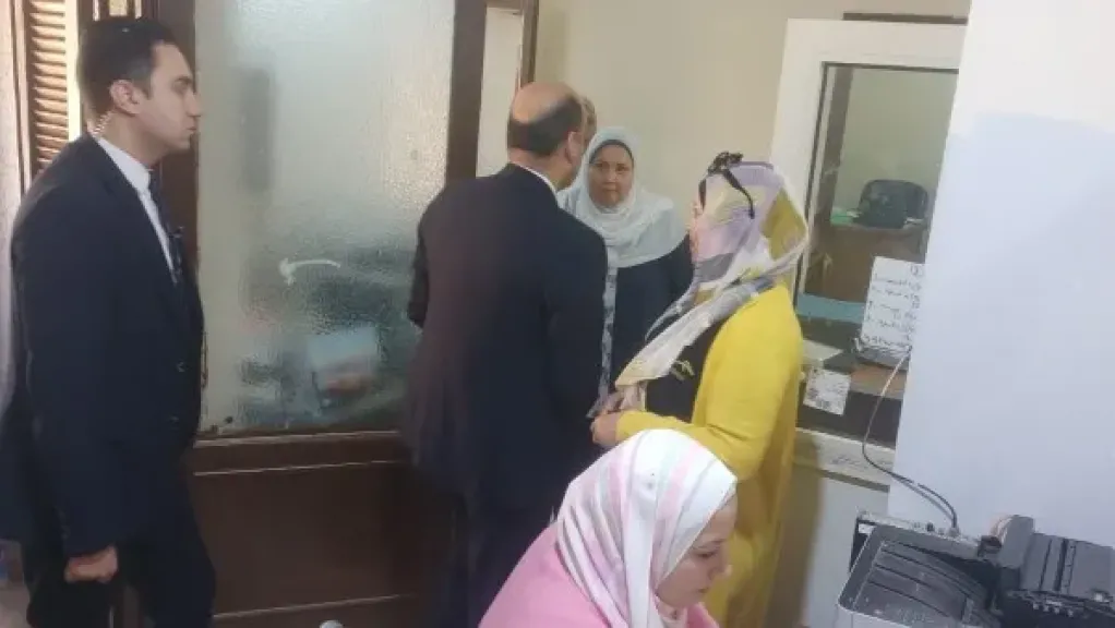 وزير العمل يفاجئ العاملين بمكتب بدر ويشدد على رفع كفاءة الأداء لخدمة المواطنين