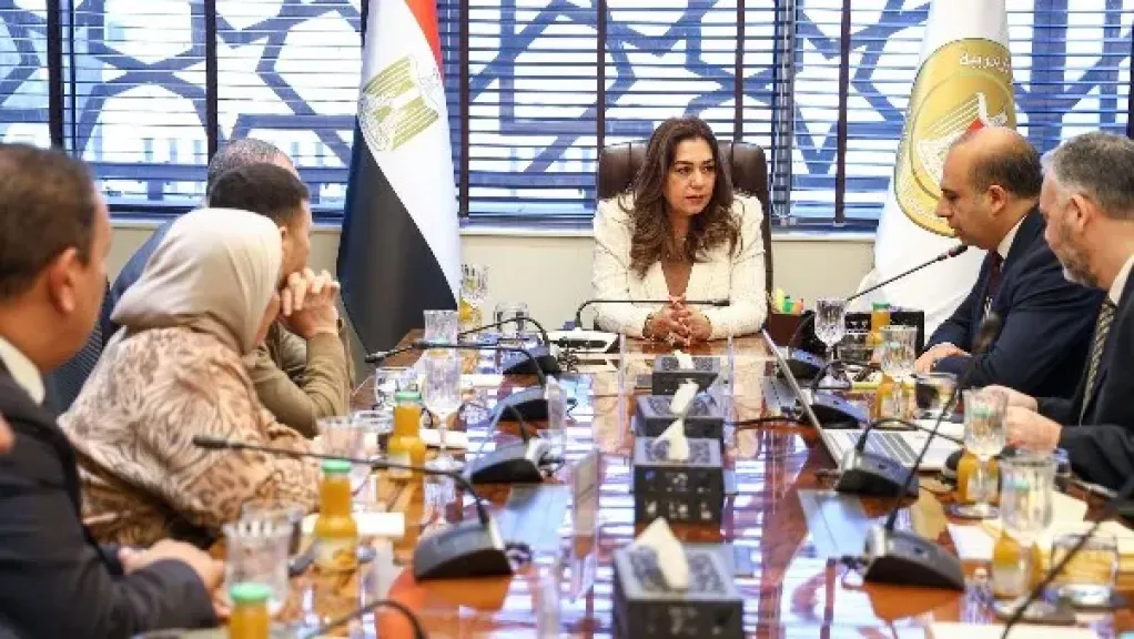 وزيرة التنمية المحلية والبيئة تبحث إنشاء مصنع لإنتاج الوقود الحيوي من مخلفات المجازر وزيوت الطعام