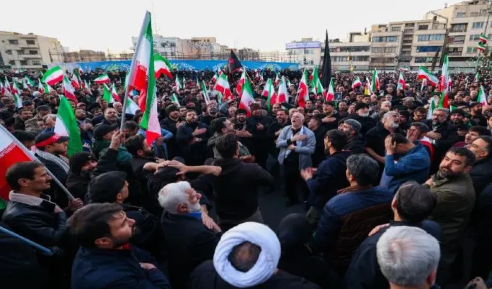 آلاف الإيرانيين يشاركون في تأبين المرشد الأعلى الراحل خامنئي