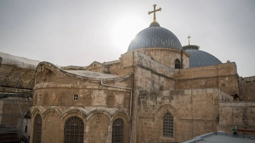 كنيسة القيامة بالقدس تحيي الجمعة العظيمة بعد إغلاق 40 يوما