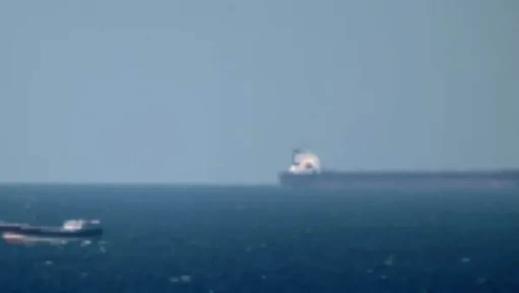 نيويورك تايمز : لن تتمكن إيران من فتح مضيق هرمز بالكامل