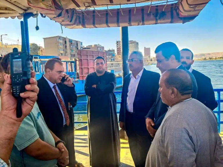 محافظ سوهاج يتابع موقف حادث سقوط سيارة في نهر النيل بالمراغة.. صور