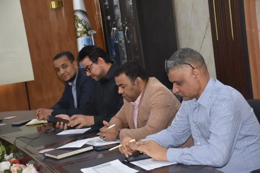 مياه الأقصر تبحث تحسين الأداء بمشروعات الصرف الصحي.. صور