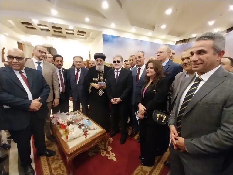 رئيس الوفد يزور الكاتدرائية لتقديم التهنئة لقداسة البابا تواضروس الثاني بمناسبة عيد القيامة المجيد