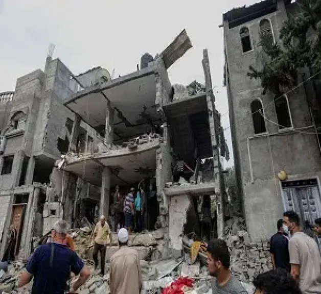 إنقاذ عالقين إثر انهيار مبنى سكني متضرر من الحرب في غزة