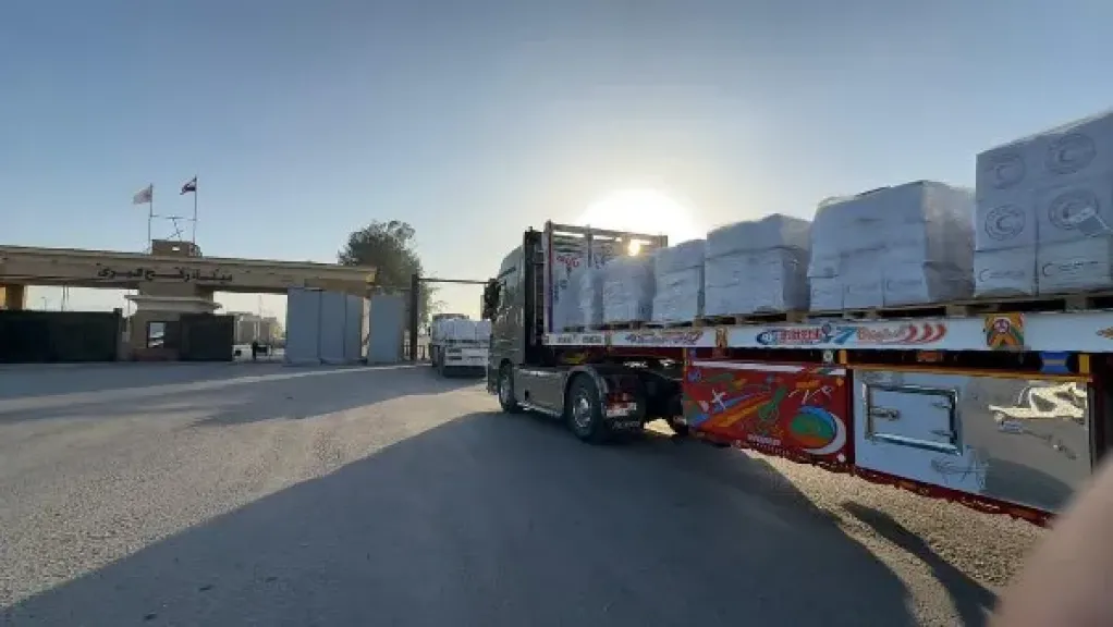 الهلال الأحمر يدفع بأكثر من 5,060 طنًا من المساعدات الإنسانية الشاملة إلى الأشقاء الفلسطينيين