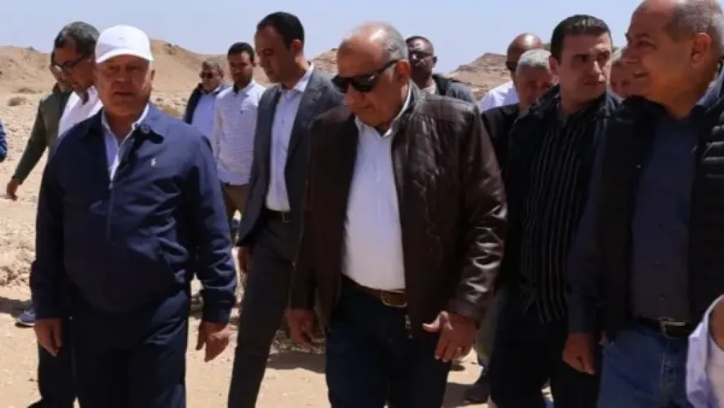 وزيرا النقل والكهرباء يبدأن جولة ميدانية تفقدية لجبل الجلالة لبدء خطوات مشروع الرياح