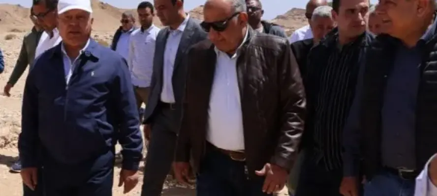 وزيرا النقل والكهرباء يبدأن جولة ميدانية تفقدية لجبل الجلالة لبدء خطوات مشروع الرياح